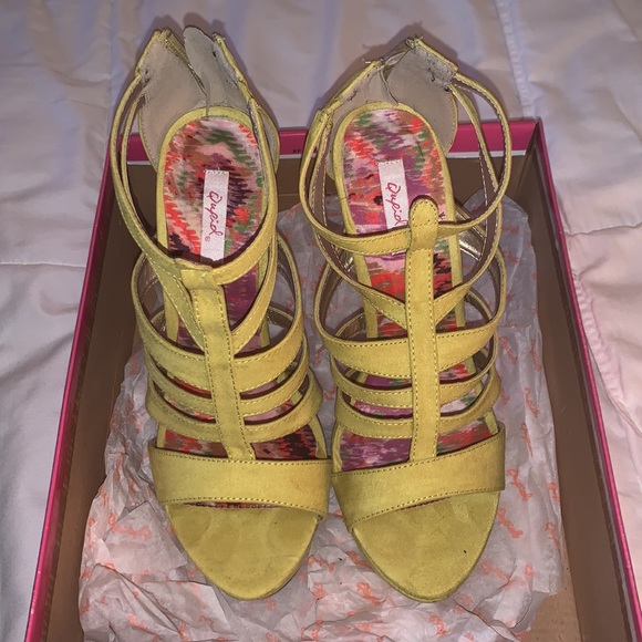 Lime green/yellow heels - Picture 2 of 4